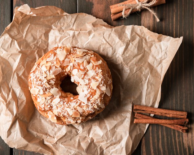 Kostenloses Foto flacher bagel mit zimtstangen