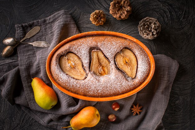 Flacher Birnenkuchen mit Tannenzapfen