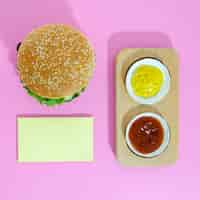 Kostenloses Foto flacher burger mit senf und ketchup
