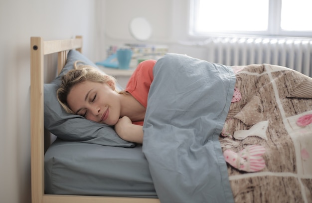 Flacher Fokusschuss einer schlafenden Frau