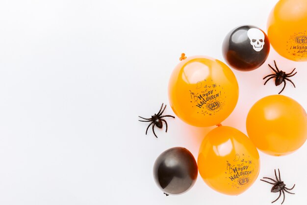 Flacher hintergrund halloweens auf weiß