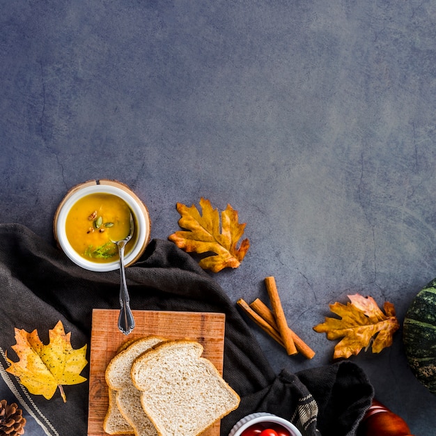 Flacher Lageherbst-Lebensmittelrahmen mit Kopienraum