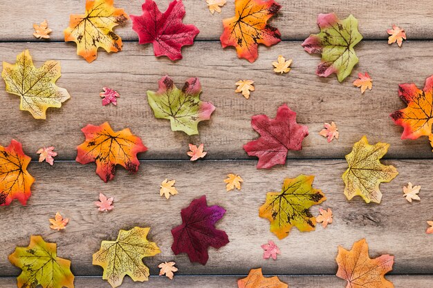 Flacher Lageherbstlaub auf Holztisch