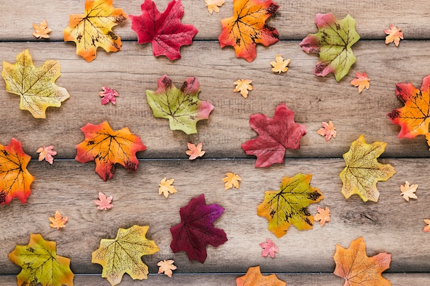 Flacher Lageherbstlaub auf Holztisch