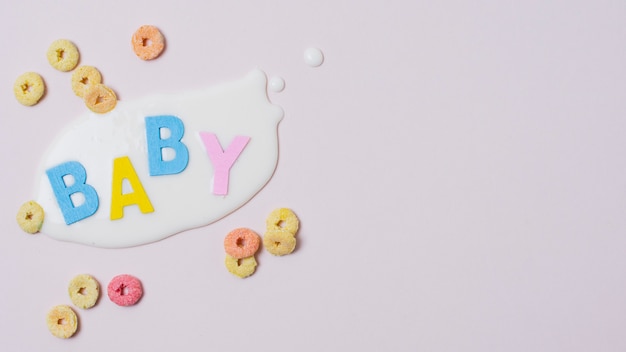 Kostenloses Foto flacher laienrahmen mit babywort, milch und getreide