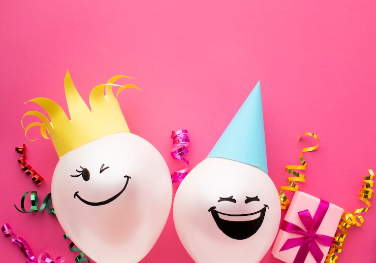 Kostenlose Foto flacher laienrahmen mit ballonen und rosa hintergrund