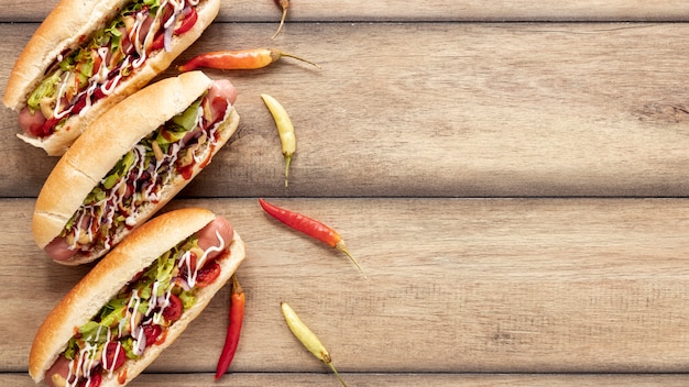 Kostenloses Foto flacher laienrahmen mit hot dogs und paprika