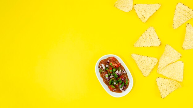 Flacher Laienrahmen mit Tortillachips und Kopieraum