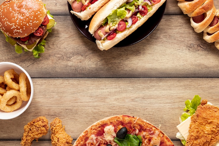 Kostenlose Foto flacher liegerahmen mit leckerem essen und platz für text
