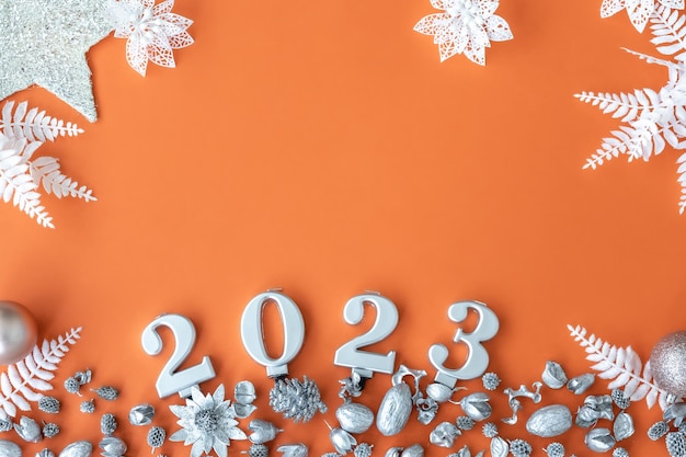 Kostenloses Foto flacher orangefarbener weihnachtshintergrund mit zahlen 2023
