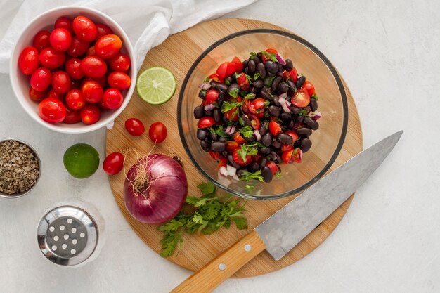 Flacher Salat mit schwarzen Bohnen und Gemüse