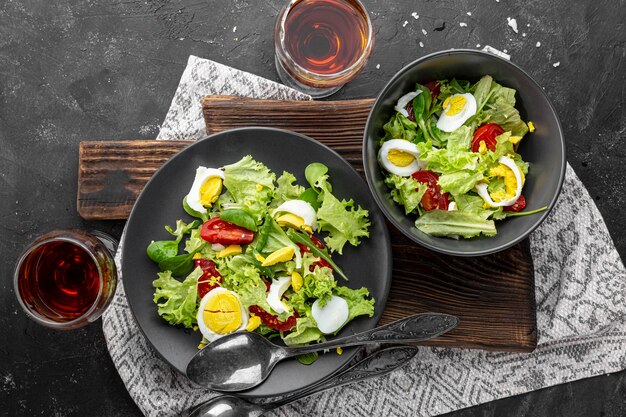 Flacher Salat mit verschiedenen Zutaten