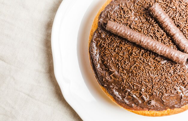 Flacher Schokoladenkuchen mit Schokostangen