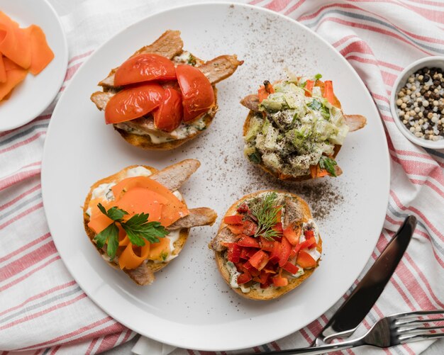 Flacher Teller mit Bruschettas