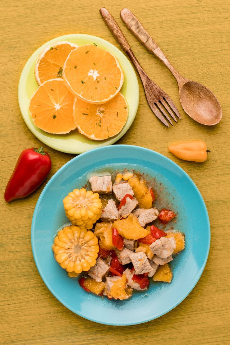 Kostenlose Foto flacher teller mit fleisch und mais