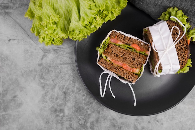 Kostenloses Foto flacher teller mit leckeren sandwiches
