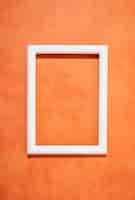Kostenloses Foto flacher weißer rahmen auf orangefarbenem hintergrund