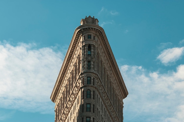 Flacher Winkelschuss des Flatiron-Gebäudes im Madison Square Park in New York, USA