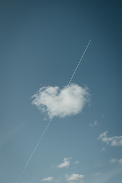 Flacher Winkelschuss einer Wolke mit der Form eines niedlichen Herzens