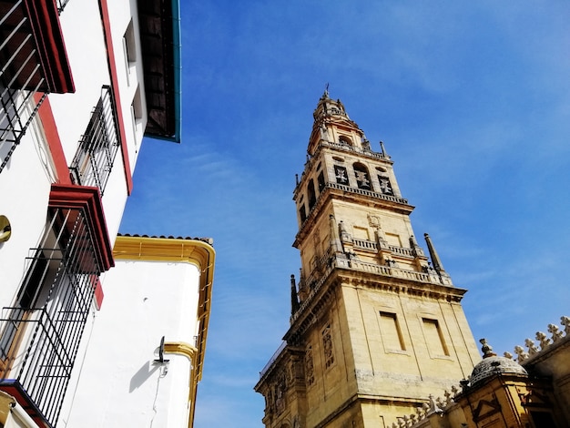 Flacher Winkelschuss eines Glockenturms in der großen Moschee-Kathedrale von Córdoba in Spanien mit einem blauen Himmel