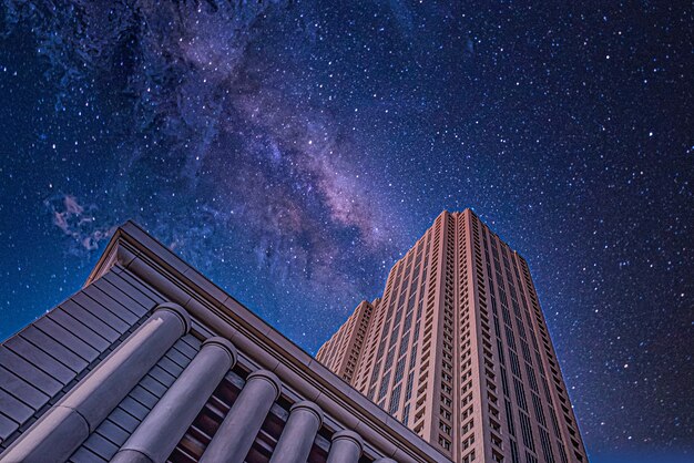 Flacher Winkelschuss von hohen Gebäuden unter einem sternenklaren Nachthimmel