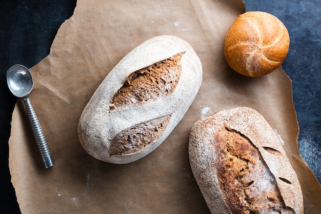 Flaches Brot auf dem Backblech