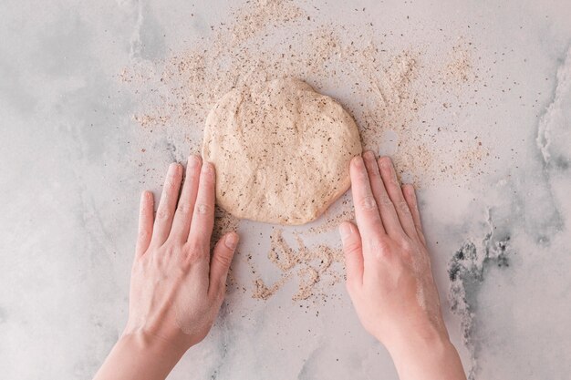 Flaches Brot auf Marmorhintergrund legen