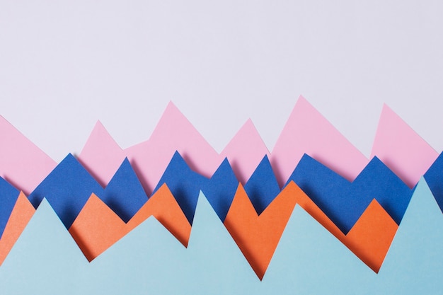 Kostenloses Foto flaches buntes papier der farbe auf lila hintergrund
