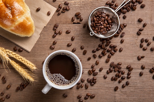 Flaches Croissant und Kaffee