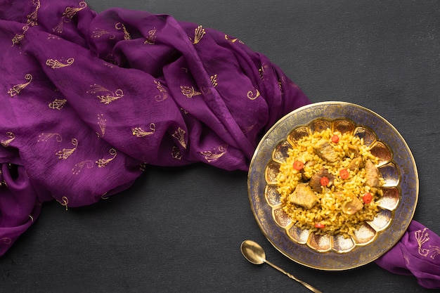 Flaches indisches essen und lila sari