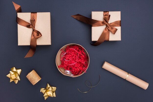 Flaches kreatives Geschenkverpackungssortiment auf dunklem Hintergrund