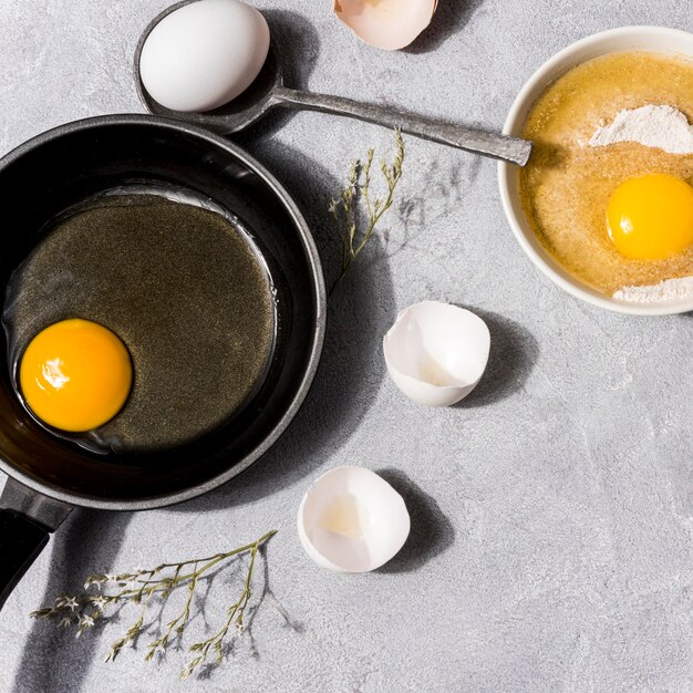 Flaches lag gesundes Nahrungsmittelkonzept mit Eiern