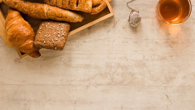 Flaches Lagegebäck in der Holzkiste und im Tee mit Kopienraum