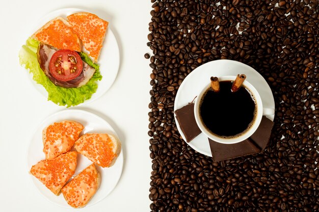 Flaches lageproteinfrühstück mit kaffeetasseanordnung