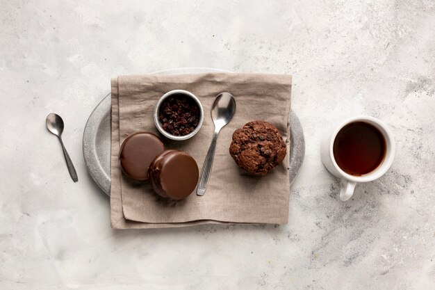 Flaches Laiengesteck mit leckerem Muffin und Keksen