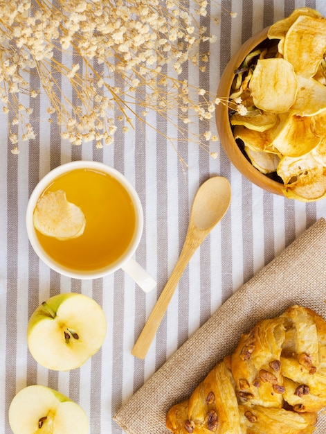 Kostenloses Foto flaches laiengesteck mit obst und gebäck