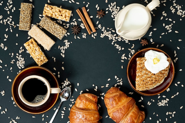 Flaches Laienkornlebensmittel assortmet mit Kaffee und Milch auf einfachem Hintergrund