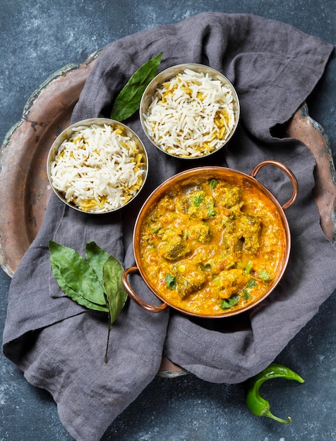 Flaches Laiensortiment mit einem köstlichen pakistanischen Essen