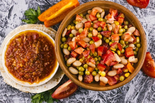 Flaches Laiensortiment mit traditionellem mexikanischen Essen