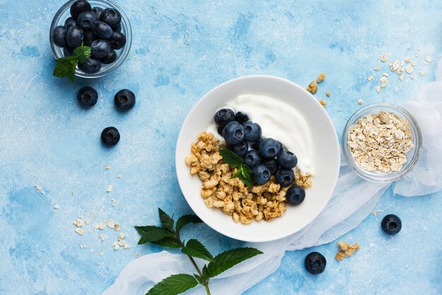 Flaches leckeres Frühstück mit Blaubeeren