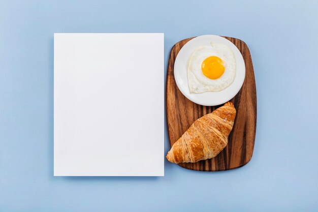 Flaches, leckeres Frühstückssortiment mit leerer Karte