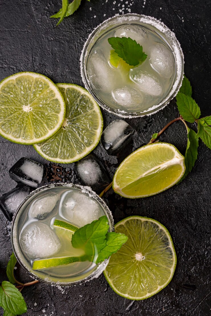 Kostenlose Foto flaches leckeres getränk mit limette