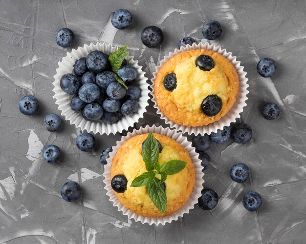 Flaches leckeres Muffin mit Blaubeeren und Minze