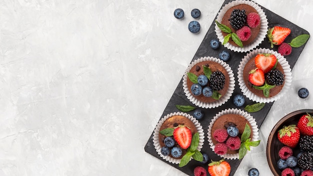 Kostenloses Foto flaches leckeres muffin mit waldfrüchten