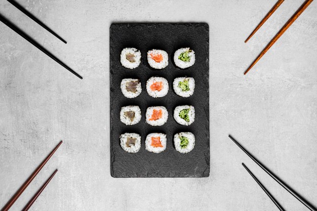 Flaches leckeres Sushi an Bord legen