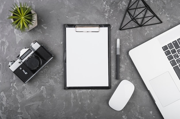 Flaches, minimalistisches Schreibtischdesign