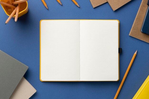 Flaches Notizbuch mit Aufgabenliste auf dem Schreibtisch