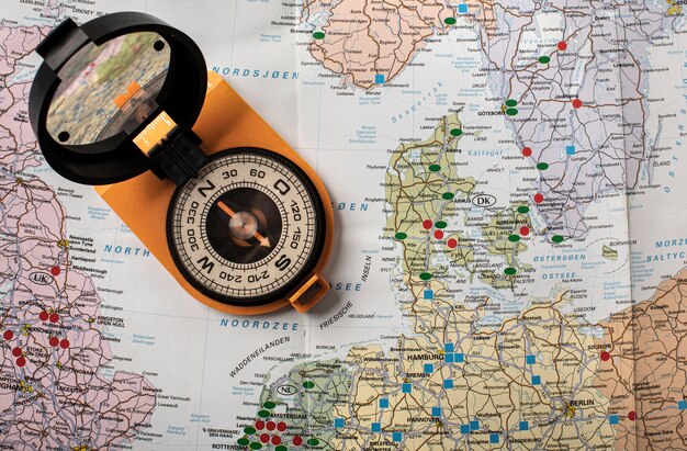 Flaches Reiseset mit Kompass auf der Karte