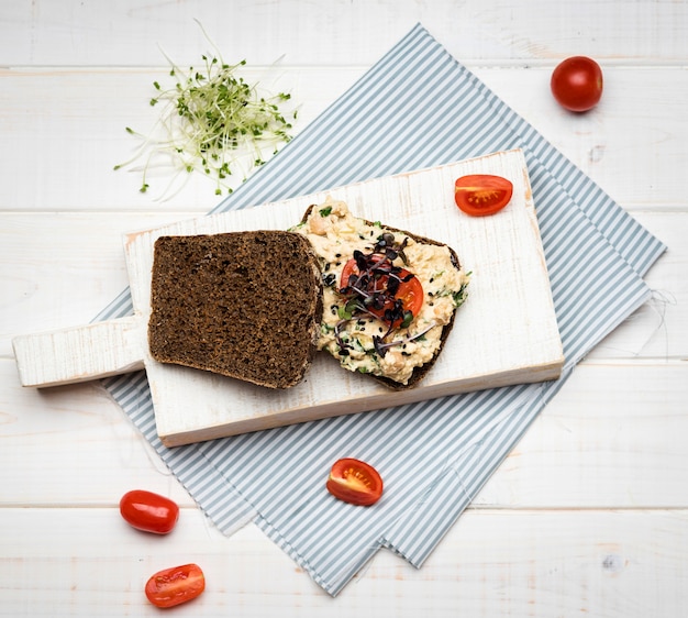 Kostenloses Foto flaches toastbrot mit gemüse, nudeln und tomaten