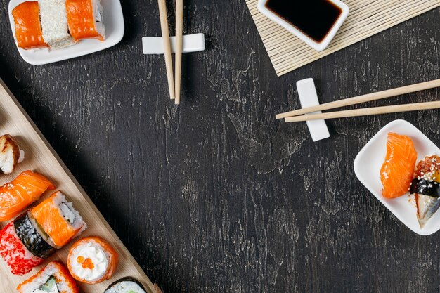 Flaches traditionelles japanisches Sushi mit Kopienraum